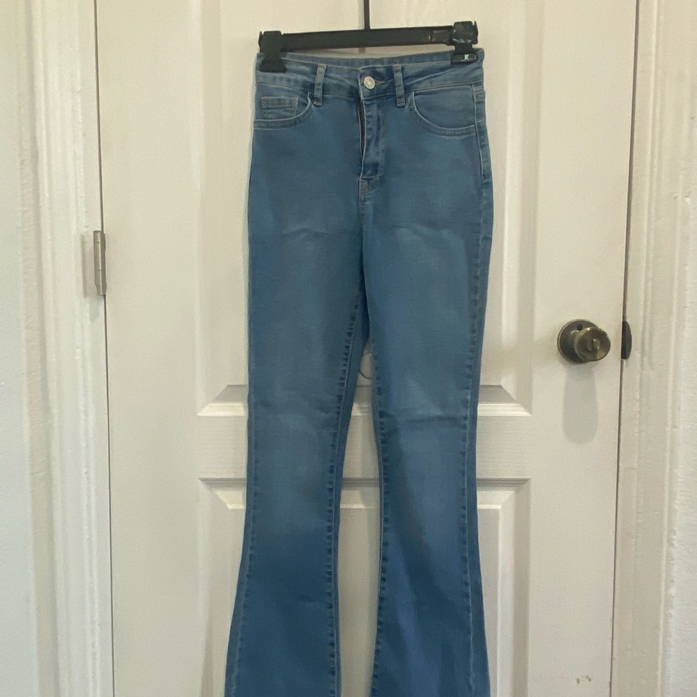Boohoo brand bell bottom jeans size 6 petite